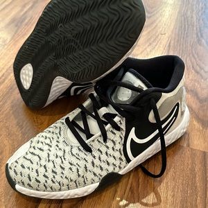 Nike KD Trey 5 VIII GS - white and black. Size 4Y. EUC